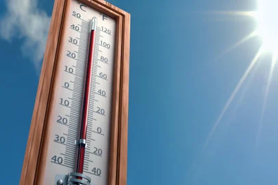 Temperatura alta em termômetro - Foto: Roman Milert/stock.adobe.comFonte: 276005045<!-- NICAID(15596153) -->