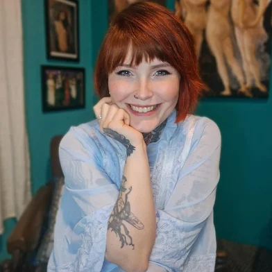 A escritora caxiense Lara Klinger lançará no sábado dia 06/09, às 17h, no Zarabatana Café, seu segundo livro, "O corpo in-verso", pela editora Libertinagem. Em seu segundo trabalho, Lara explora - em versos - três esferas específicas da experiência humana: heranças estranho-familiares, as mazelas de ser mulher no mundo e o sofrimento do sujeito esmagado pelas engrenagens das injunções do Trabalho. O livro está à venda no site da Editora e também estará disponível no evento.<!-- NICAID(16098917) -->