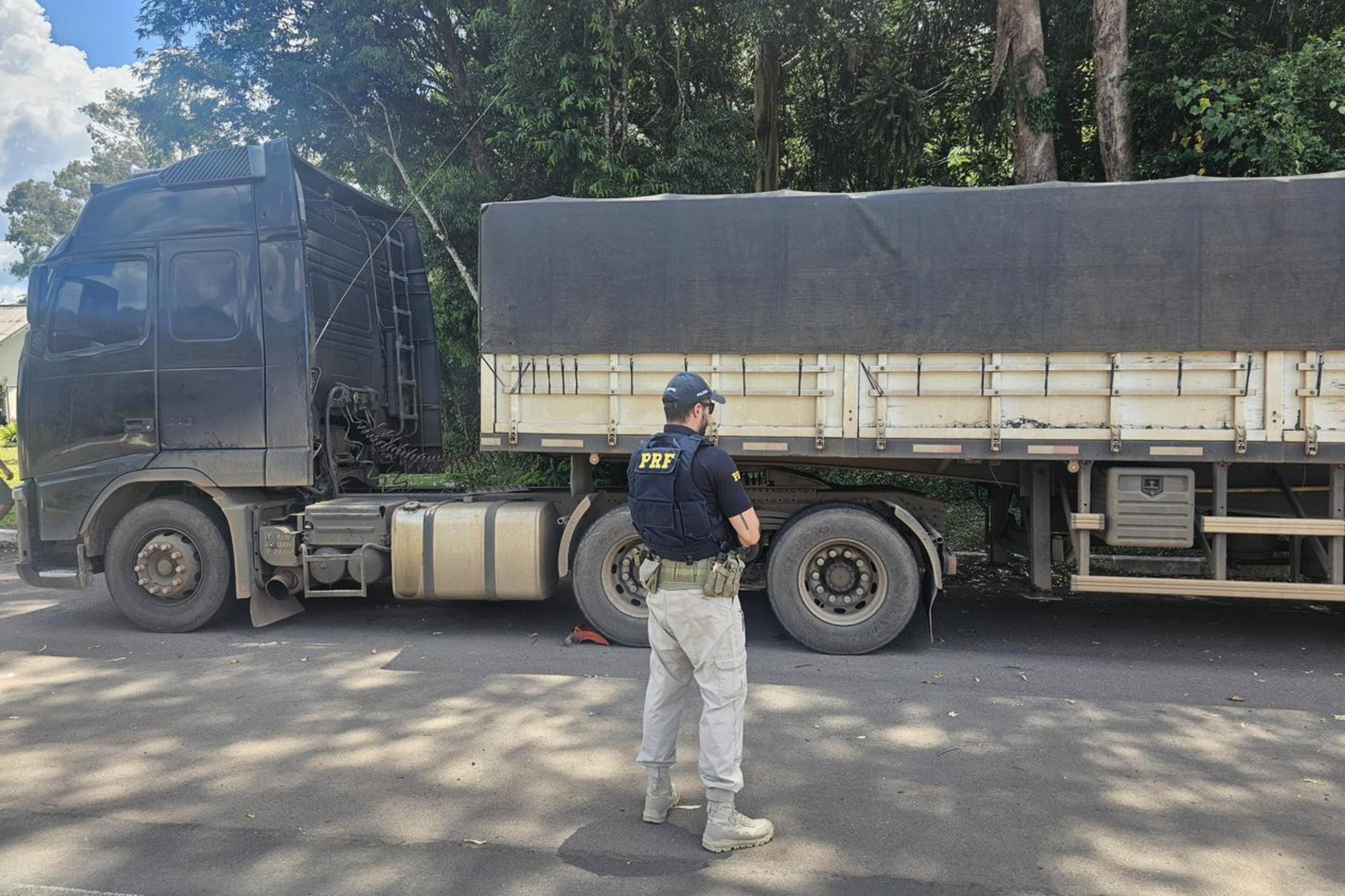PRF volta a flagrar bitrem com excesso de peso e falha no sistema de freios na BR-153 em Erechim