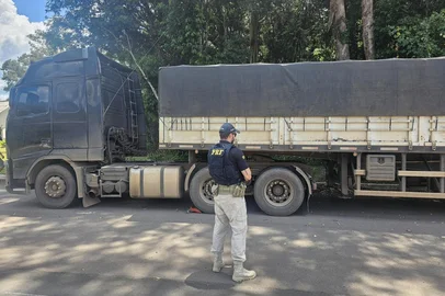 Bitrem com freios inoperantes e excesso de peso é flagrado na BR-153, em Erechim<!-- NICAID(16223713) -->