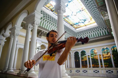 O jovem Giovani Leal, 22 anos, carrega consigo uma bagagem repleta de experiências e sonhos. Morador de Porto Alegre e participante da Orquestra Sinfônica de Porto Alegre (OSPA) desde 2014, ele concluí seu Bacharelado em Música pela Ufrgs em setembro deste ano. Atualmente, Giovani usa uma viola - seu instrumento musical preferido - emprestada por Álvaro Aguirre, amigo e colega da OSPA. No entanto, para continuação dos seus estudos e para prosseguir com sua carreira, necessita de um instrumento próprio e de nível profissional. Para isso, o músico conta com a ajuda da comunidade, por meio de uma vaquinha online, cuja meta é de R$ 20 mil - valor estimado do instrumento.<!-- NICAID(15337241) -->