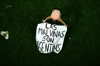 Argentina's midfielder #11 Giovani Lo Celso adjusts a banner reading "The Malvinas (Falkland Islands) belong to Argentina," after winning the 2026 World Cup football tournament semi-final match between England and Argentina at the Atlanta Stadium in Atlanta on July 15, 2026.  (Photo by Jewel SAMAD / AFP)Editoria: SPOLocal: AtlantaIndexador: JEWEL SAMADSecao: soccerFonte: AFPFotógrafo: STF<!-- NICAID(16327900) -->