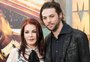 Quem é o filho de Priscilla Presley, que mora no Brasil, fruto de um relacionamento dela com produtor brasileiro
