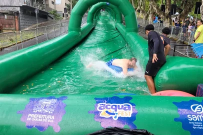 O diretor-presidente do Samae, João Uez, repetiu o feito do ano passado e mais uma vez abriu as descidas do toboágua no Aquafest<!-- NICAID(16220844) -->