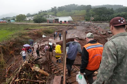 Sinimbu, RS, Brasil, 03/05/2024 -  Moradores seguem com dificuldade de acesso a recursos na cidade por comprometimento das pontes da região. FOTO: JONATHAN HECKLER, AGÊNCIA RBS<!-- NICAID(15753201) -->
