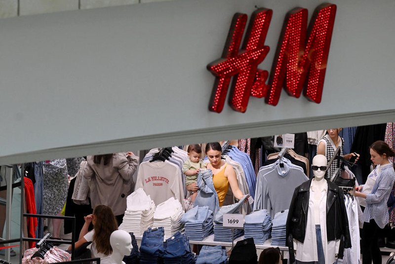 People shop at an H&M clothing store, which was reopened for the final sales before shuting down its business operations in Russia, at the Metropolis shopping centre in Moscow on August 3, 2022. (Photo by Natalia KOLESNIKOVA / AFP)Editoria: FINLocal: MoscowIndexador: NATALIA KOLESNIKOVASecao: economy (general)Fonte: AFPFotógrafo: STF<!-- NICAID(15485626) -->