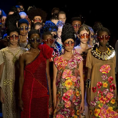 Models present creations by Ronaldo Fraga during the 2017 Summer collections of the Sao Paulo Fashion Week in Sao Paulo, Brazil on April 25, 2016. / AFP PHOTO / <!-- NICAID(12174899) -->