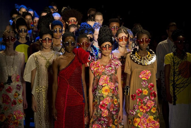 Models present creations by Ronaldo Fraga during the 2017 Summer collections of the Sao Paulo Fashion Week in Sao Paulo, Brazil on April 25, 2016. / AFP PHOTO / <!-- NICAID(12174899) -->