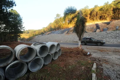 CAXIAS DO SUL, RS, BRASIL, 07/06/2024. Rodovias estaduais e federais da Serra seguem em trabalho de reconstrução. Mesmo pontos liberados precisam de trabalhos de contenção. Na foto, trecho do Km 158, da RS 453 (Rota do Sol), nas proximidades da Capela São Nicolau, próximo ao acesso do Caxias Golf Club, em Vila Seca. (Porthus Junior/Agência RBS)<!-- NICAID(15783604) -->