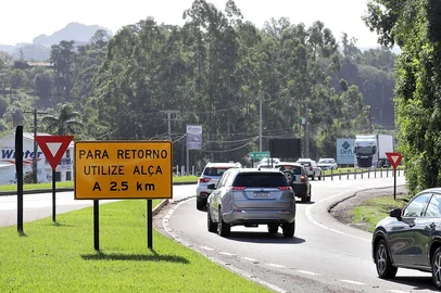 BOM PRINCÍPIO, RS, BRASIL. 22.05.2025. Major Diego Caetano de Souza, comandante do 3º Batalhão Rodoviário da Brigada Militar explica o aumento do fluxo e o retorno de 2,5 quilômetros à frente na RS-122, em Bom Princípio.<!-- NICAID(16043476) -->
