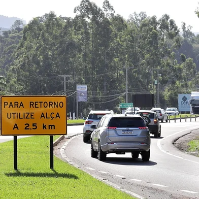 BOM PRINCÍPIO, RS, BRASIL. 22.05.2025. Major Diego Caetano de Souza, comandante do 3º Batalhão Rodoviário da Brigada Militar explica o aumento do fluxo e o retorno de 2,5 quilômetros à frente na RS-122, em Bom Princípio.<!-- NICAID(16043476) -->