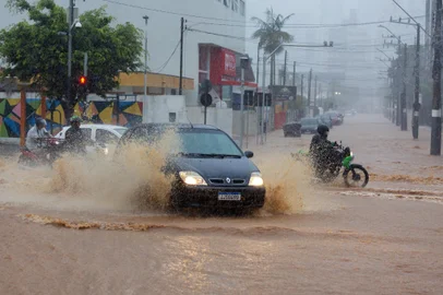 Balneário Camboriú decreta estado de emergência devido às chuvasSC - CHUVAS/SC/BALNEÁRIO CAMBORIÚ - GERAL - Alagamento provocado pela forte chuva que atingiu a cidade de Balneário Camboriú,   em Santa Catarina, nesta manhã de quinta-feira, 16 de janeiro de 2025.  A   Prefeitura de Balneário Camboriú decretou nesta quinta-feira, 16, estado de   emergência no município devido às chuvas que atingiram a região nas últimas horas.    Todos os bairros estão com pontos de alagamento registrados.    16/01/2025 - Foto: PAULO GIOVANY/DIA ESPORTIVO/ESTADÃO CONTEÚDOEditoria: GERALLocal: Balneário CamboriúIndexador: PAULO GIOVANYFonte: DiaEsportivoFotógrafo: DIA ESPORTIVO<!-- NICAID(15954786) -->