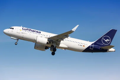 Lufthansa Airbus A320neo Flugzeug Flughafen StuttgartStuttgart, Germany â September 15, 2019: Lufthansa Airbus A320neo airplane at Stuttgart airport (STR) in Germany. - Foto: Markus Mainka/stock.adobe.comLocal: StuttgartIndexador: Markus MainkaFonte: 301402723Fotógrafo: Luftfahrt-Fotograf<!-- NICAID(15248500) -->