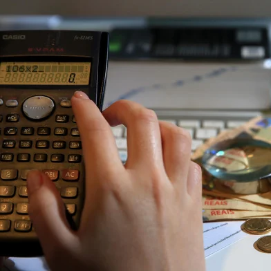 CAXIAS DO SUL, RS, BRASIL, 10/05/2021 - Por mais uma reunião consecutiva, o Copom (Comitê de Política Monetária) do Banco Central elevou a taxa básica de juros Selic em 0,75 ponto percentual, que agora passa a ser de 3,50% ao ano. Com isso, a poupança, ainda uma das aplicações mais popoulares entre os brasileiros, passa a render um pouco mais. Mas será que é o suficiente para o investimento na caderneta valer a pena? (Marcelo Casagrande/Agência RBS)<!-- NICAID(14778954) -->