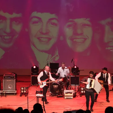 Banda The Beatles no Acordeon.<!-- NICAID(16262216) -->