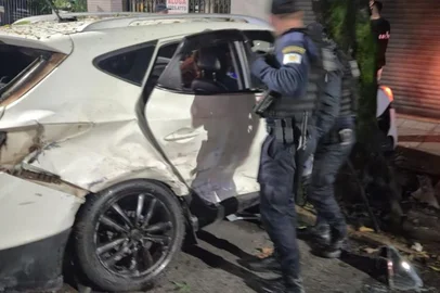 Fiscalização de Trânsito de Caxias do Sul / Divulgação A Fiscalização de Trânsito e Guarda Municipal realizaram a Operação Balada Segura na madrugada deste domingo, na rua Os Dezoito do Forte, próximo ao número 1337, no centro da cidade.Por volta das 2h30 a blitz foi encerrada devido a um grave acidente causado por um motorista que fugiu da operação pela contramão, ferindo três pessoas.<!-- NICAID(16163797) -->