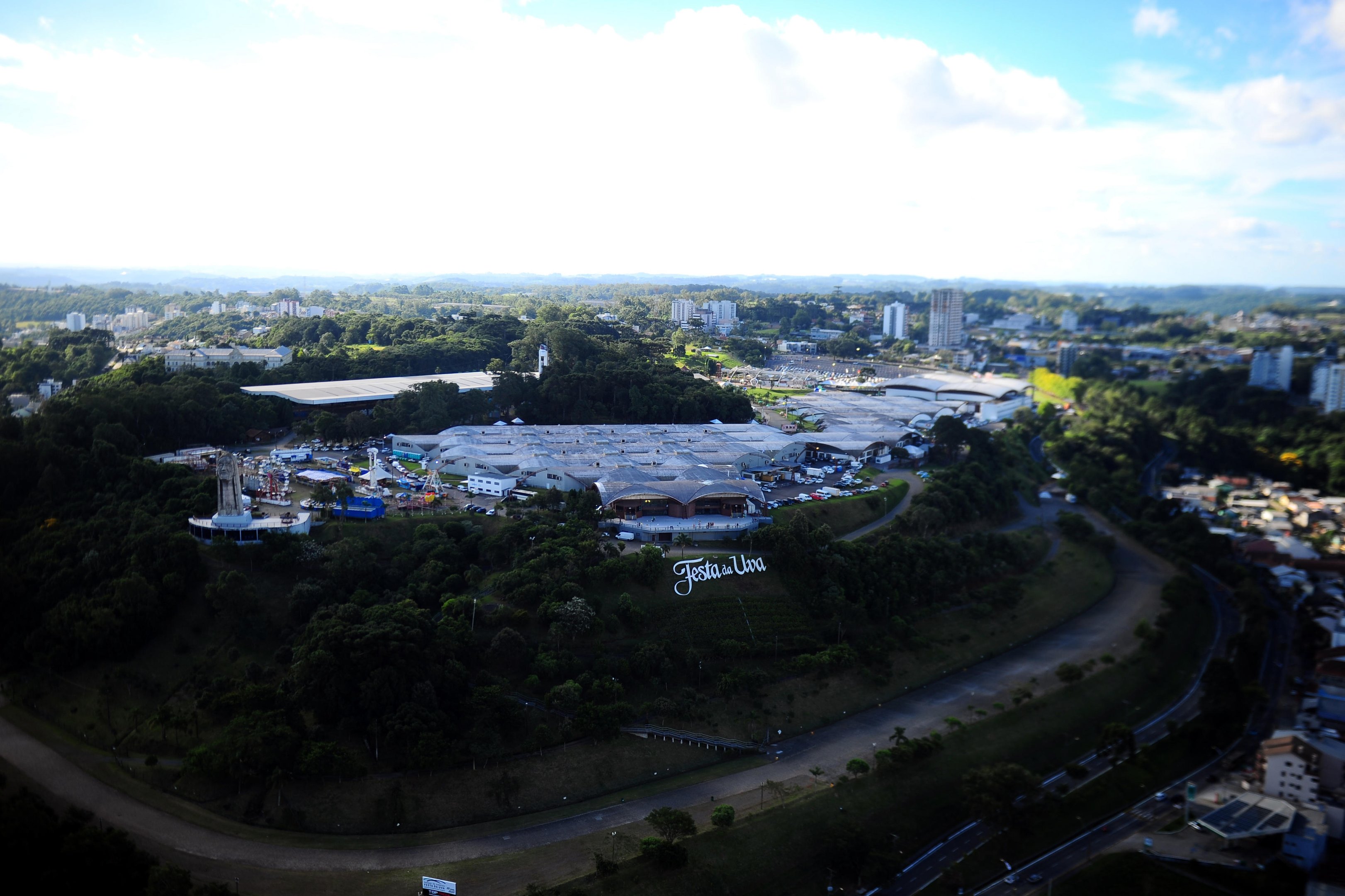 Corso aleg&oacute;rico de dia, espa&ccedil;os din&acirc;micos para shows nacionais e mais de 180 atra&ccedil;&otilde;es locais: o que esperar da Festa da Uva 2026
