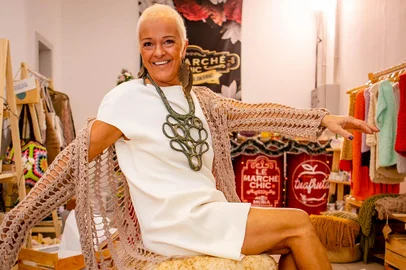Desde 2016, quando criou a primeira feira de produtos artesanais feitos à mão, ainda chamada de “Mercado Chic Boutique”, os nomes da feira (hoje, Le Marché Chic) e da curadora, Luciana (Lulu) Alberti, já foram colocados ao lado de vários qualificativos.Nesta 73ª edição, são cerca de 50 expositores, que utilizam-se da feira como uma vitrine para fortalecer seus negócios e criar networking. Atualmente, já se contabilizam 750 marcas impulsionadas e seis cidades ativadas pela realização da Le Marché.FOTO: Lulu Alberti promove a 73ª edição da Feira Le Marché Chic, que ocorre no sábado, dia 4 de maio, a partir das 14h, junto ao Pátio da Estação, em Caxias do Sul. <!-- NICAID(15749048) -->
