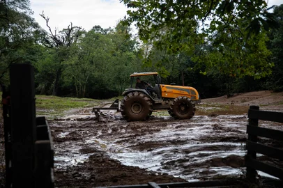 CANDELÁRIA, RS, BRASIL, 04.05.2024: Operação utiliza jipes 4x4 para levar mantimentos a moradores que estão isolados na região da Rebentona. A comunidade foi atingida severamente pela cheia do Rio Pardo. Foto: Camila Hermes/Agencia RBS<!-- NICAID(15754493) -->