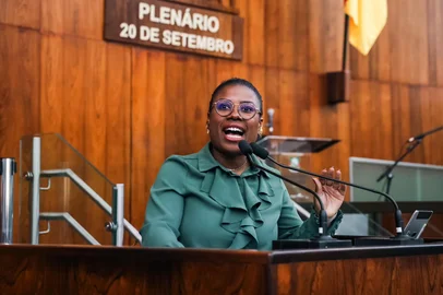 Deputada Laura Sito (PT) na tribuna da Assembleia Legislativa<!-- NICAID(15961285) -->