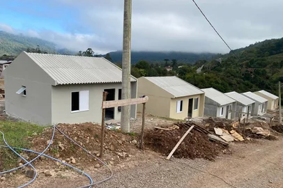Sem data para inauguração, obra de 24 casas para famílias atingidas pela enchente em Santa Tereza completa um ano.<!-- NICAID(16116146) -->