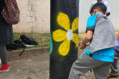 Ação do projeto Poesia de Rua, promovido pelo Vivacidade e pelo rapper Chiquinho Divilas. Crianças colaram cartazes e pintaram postes na manhã deste sábado.<!-- NICAID(14965863) -->