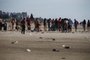 Atlântida, RS, BRASIL, 15/02/2021-  Amanhecer de festa na beira da praia em Atlântida, com muito lixo deixado na areia. Foto:Félix Zucco  / Agencia RBS<!-- NICAID(14714630) -->
