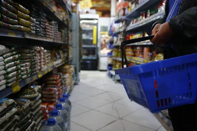 PORTO ALEGRE, RS - 20/07/2021 - Em um ano, cesta básica tem aumento de 25% em Porto Alegre. Valor é quase três vezes maior que a inflação média do período; consumidores já trocam a proteína animal por batata. FOTO: Félix Zucco / Agência RBS<!-- NICAID(14839515) -->