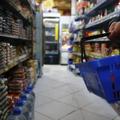 PORTO ALEGRE, RS - 20/07/2021 - Em um ano, cesta básica tem aumento de 25% em Porto Alegre. Valor é quase três vezes maior que a inflação média do período; consumidores já trocam a proteína animal por batata. FOTO: Félix Zucco / Agência RBS<!-- NICAID(14839515) -->