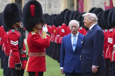 US President Donald Trump and Britain's King Charles III inspect a Guard of Honour during a Ceremonial Welcome in the Quadrangle at Windsor Castle, in Windsor, on September 17, 2025, during the US President's second State Visit. US President Donald Trump arrived in Britain for an unprecedented second State Visit, with the UK government rolling out a royal red carpet welcome to win over the mercurial leader. (Photo by Kirsty Wigglesworth / POOL / AFP)<!-- NICAID(16126068) -->