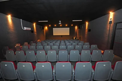CAXIAS DO SUL, RS, BRASIL, 02/06/2023. Sala de Cinema Ulysses Geremia, no Centro de Cultura Ordovás. matéria sobre a Lei Paulo Gustavo, com ênfase na distribuição de recursos para o fomento de produções audiovisuais. Neste espaço, na sala de cinema, vão ocorrer duas escutas ativas sobre a Lei Paulo Gustavo, nos dias 6 e 7 de junho. (Porthus Junior/Agência RBS)Indexador: Porthus Junior                  <!-- NICAID(15446114) -->