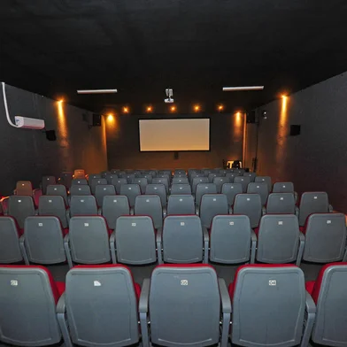 CAXIAS DO SUL, RS, BRASIL, 02/06/2023. Sala de Cinema Ulysses Geremia, no Centro de Cultura Ordovás. matéria sobre a Lei Paulo Gustavo, com ênfase na distribuição de recursos para o fomento de produções audiovisuais. Neste espaço, na sala de cinema, vão ocorrer duas escutas ativas sobre a Lei Paulo Gustavo, nos dias 6 e 7 de junho. (Porthus Junior/Agência RBS)Indexador: Porthus Junior                  <!-- NICAID(15446114) -->