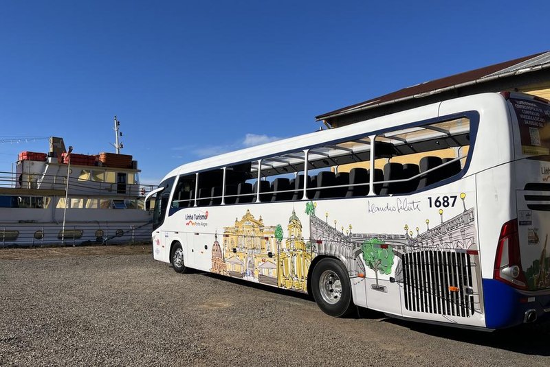 Novo ônibus da Linha Turismo ao lado do Cisne Branco<!-- NICAID(15611616) -->