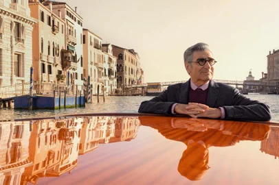 O Viajante Relutante, série da Apple TV+ com Eugeney Levy. Veneza<!-- NICAID(15376661) -->