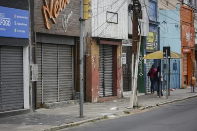 PORTO ALEGRE, RS, BRASIL, 01-03-2021: Avenida da Azenha. Parte do comercio fechado no primeiro dia util com as novas restricoes da bandeira preta devido ao agravamento da pandemia. Na regiao central ha movimento consideravel de pessoas, algumas sem mascara, e nao se encontra acoes de fiscalizacao ou orientacao. (Foto: Mateus Bruxel / Agencia RBS)Indexador: Mateus Bruxel<!-- NICAID(14724975) -->