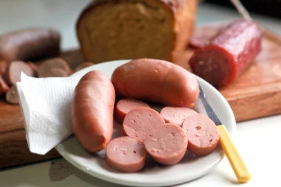 A família Ruppenthal mostra a casa da linguiça ou Wursthaus. Variedades de salsichas e linguiças típicas alemã na margem da br-116 na cidade de Picada Café no pé da serra gaúcha. Na foto, a legítima salsicha bock.<!-- NICAID(3052156) -->