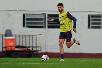 CAXIAS DO SUL, RS, BRASIL, 16/07/2025. Caxias realiza treinamento no Estádio Centenário na preparação para enfrentar o Náutico pela 13ª rodada da Série C do Campeonato Brasileiro.  Na foto, atacante Jhonatan Ribeiro. (Porthus Junior/Agência RBS)Indexador: BTK<!-- NICAID(16081859) -->