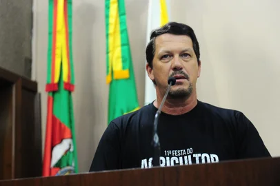 CAXIAS DO SUL, RS, BRASIL, 22/03/2023. Em sua primeira fala pública após as declarações preconceituosas em 28 de fevereiro contra os baianos, o vereador Sandro Fantinel (sem partido) voltou a ocupar a tribuna da Câmara de Vereadores de Caxias do Sul nesta quarta-feira (22). (Bruno Todeschini/Agência RBS)Indexador: BTK<!-- NICAID(15382228) -->