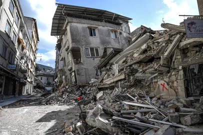 This picture shows collapsed buildings in Hatay on March 6, 2023, one month after a massive earthquake struck southeastern Turkey. - A massive 7.8-magnitude earthquake rocked huge swathes of Turkey and parts of Syria on February 6, 2023, killing more than 50,000 people in both countries, with some 46 000 on the Turkish side. One month on, teams of workers are still toiling to clear the rubble that now dominates quake-hit cities, as the country faces faces the daunting task of rebuilding flattened cities, with tens of thousands buried and many survivors barely subsisting in tents or containers. Turkish officials said 214,000 buildings collapsed following the quake, many of them in Hatay and Kahramanmaras. (Photo by OZAN KOSE / AFP)<!-- NICAID(15368204) -->