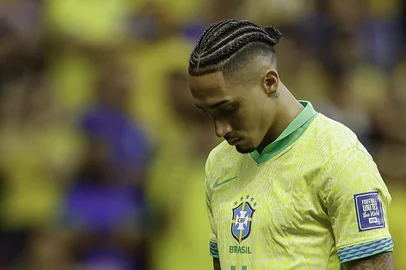 BRASÍLIA, DF, BRASIL, 20-03-2025: O meia-atacante Raphinha se prepara para cobrança de pênalti em jogo da Seleção Brasileira contra a Colômbia no Estádio Mané Garrincha, válido pelas Eliminatórias da Copa do Mundo de 2026.<!-- NICAID(16001057) -->