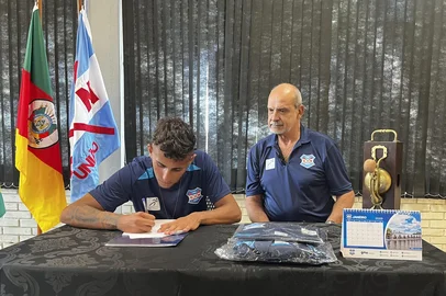 Aos 18 anos, João Pedro Milgarejo será remador do clube de Porto Alegre após mais de um ano do acidente que matou nove pessoas em 2024<!-- NICAID(16200153) -->