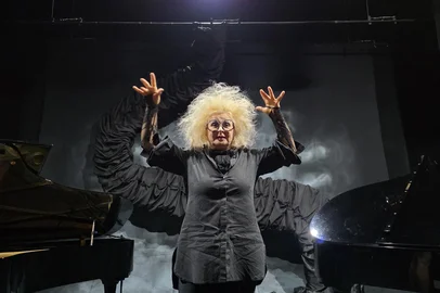 No meio das coxias a movimentação começou cerca de 3 horas antes de o espetáculo "A Aforista" subir ao palco do Teatro Renascença, em Porto Alegre, no último sábado (12). A reportagem de Zero Hora acompanhou a preparação de artistas da Cia. Stavis-Damaceno, de Curitiba, durante a segunda noite de apresentação na Capital. O grupo participa da 33ª edição do Porto Alegre em Cena. Na foto: Rosana Stavis (atriz) e Sérgio Justen e Rodrigo Henri (pianistas). Foto: Denzel Valiente / Agencia RBS<!-- NICAID(16366377) -->