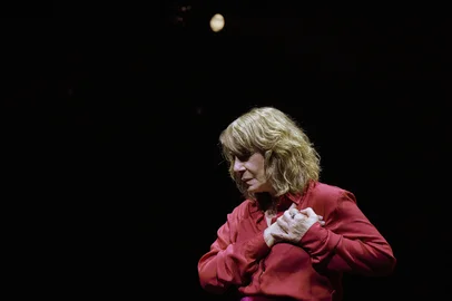 Espetáculo com Renata Sorrah e a Companhia Brasileira de Teatro (PR)AO VIVO [dentro da cabeça de alguém]Atração do 19º Festival Palco Giratório Sesc, em 2025.<!-- NICAID(16031282) -->