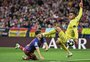 Imagem forte: jogador do Barcelona tem sangramento após choque com goleiro do Atlético de Madrid