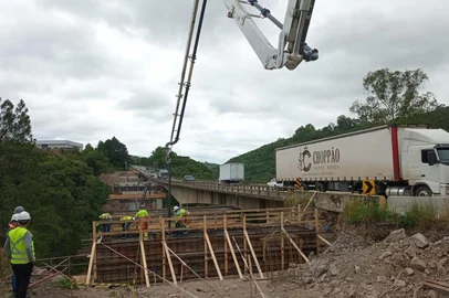 Detonação de rochas em obra de duplicação na ponte do Arroio Tega na RS-122, em Caxias do Sul, nesta sexta-feira<!-- NICAID(16157072) -->