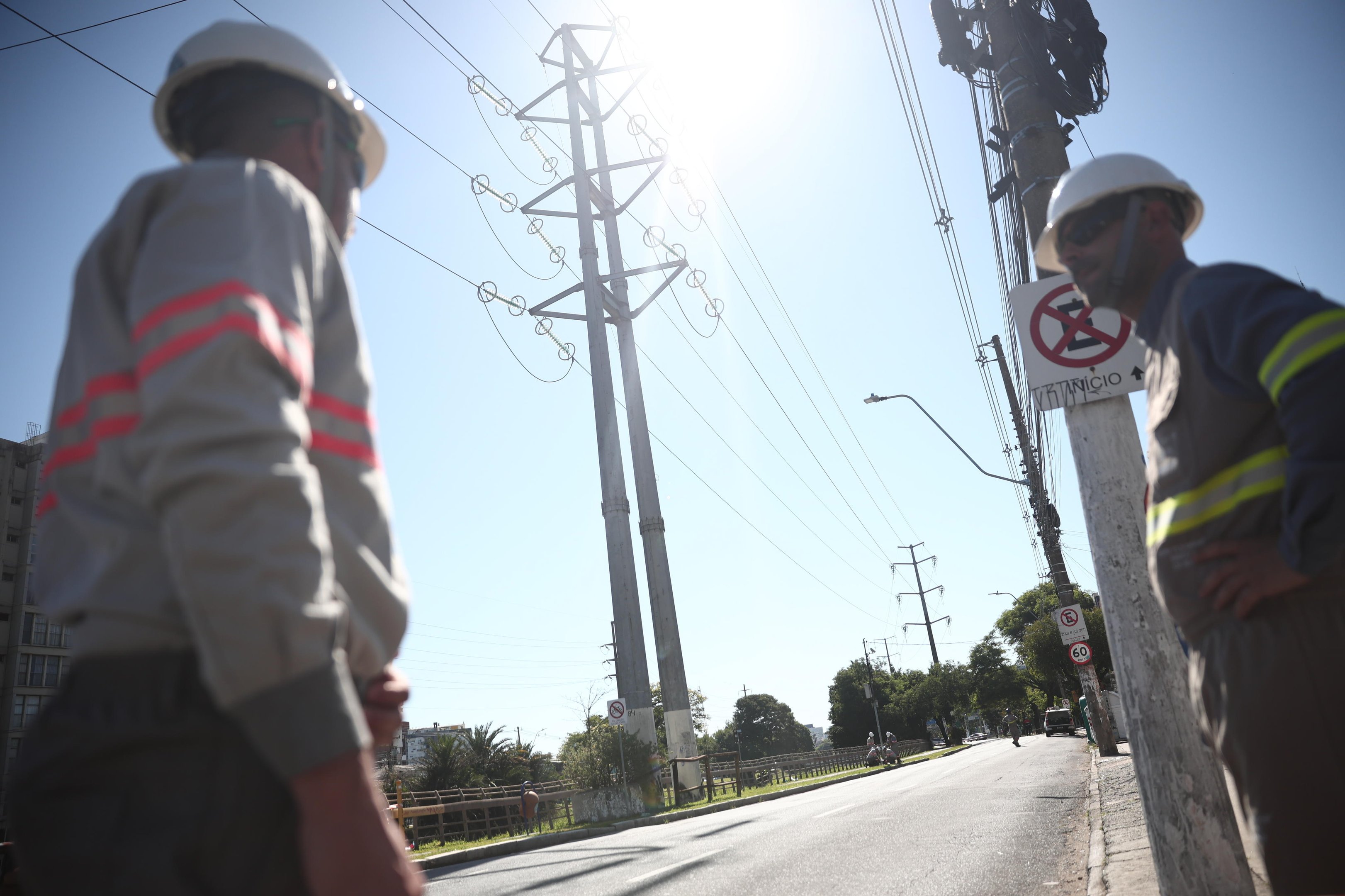 Energiza&ccedil;&atilde;o do solo afeta rotina no bairro Menino Deus: "Talvez tenha perdido venda", diz corretora de im&oacute;veis