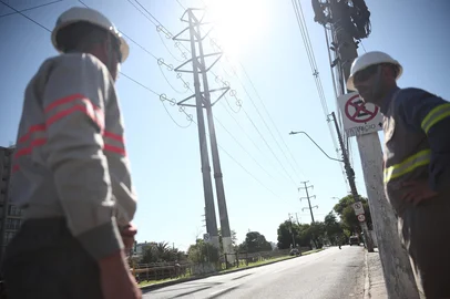 PORTO ALEGRE, RS BRASIL, 11-02-2026: Trecho da av Ipiranga entre a av Getúlio Vargas e a rua Tibério bagnati está interrompida para investigação de fuga de energia que oferece risco a pedestres. Foto: Jonathan Heckler/agência RBS<!-- NICAID(16222988) -->
