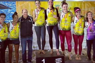 Caxiense Ketlin Canalle e Gabriela Paiva, de Veranópolis, venceram a competição realizada em Santa Rosa<!-- NICAID(15140560) -->