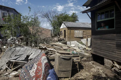 Porto Alegre, RS, Brasil, 18-09-2024: Beatriz Goncalves, moradora da Ilha da Pintada que teve a residencia atingida pela enchente. Situacao da Ilha da Pintada apos a enchente de maio. O bairro Arquipelago ficou submerso por semanas e ainda ha centenas de familias que nao puderam retornar para suas casas. Alguns moradores pretendem deixar a regiao. Foto: Mateus Bruxel / Agencia RBSIndexador: MATEUS BRUXEL<!-- NICAID(15869348) -->