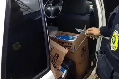 Polícia Rodoviária Federal apreende cigarros contrabandeados<!-- NICAID(15366564) -->